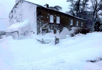 英国暴雪有多大?居民打开门只见另一扇“雪门”