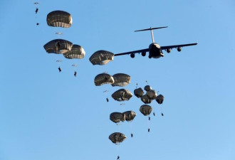 美国陆军22名士兵在进行跳伞训练时受伤