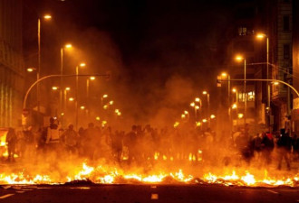 第二日：加泰“独派”包围政府大楼,当街纵火