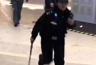 西单大悦城抄凳子上的保安大哥找到了