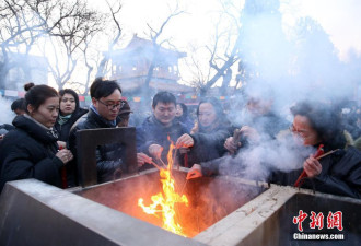中国多地民众大年初一敬香祈福迎新年