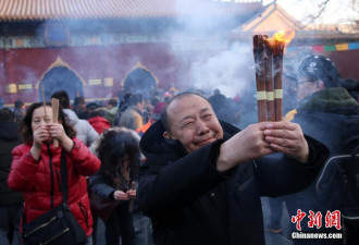 中国多地民众大年初一敬香祈福迎新年