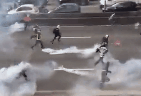 法国近万名消防员上街 警方催泪弹、水炮