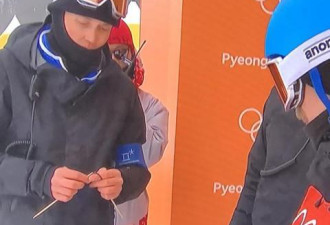 连续两届冬奥 芬兰硬汉教练赛场织毛衣成抢镜王