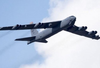 美国空军B-52轰炸机被闪电击中