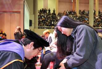 韩大学教授集体为新生洗脚 这个妹子的表情亮了