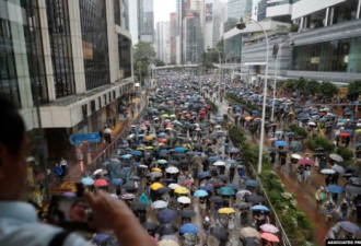 星期天，香港数万民众冒着雨抗议禁“蒙面法”