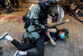 香港&quot;禁蒙面法&quot;抗议进入第二天 警方开始拘捕