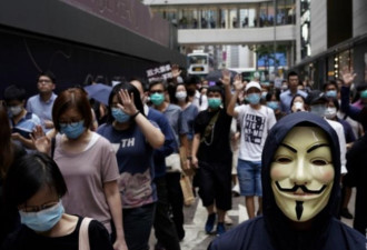 香港网民多区快闪游行 青年和老伯大打出手