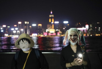 抗议禁蒙面法 18区香港人戴面具筑成人链