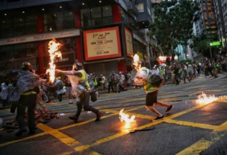 香港电台记者 遭示威者汽油弹击中