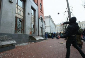 乌克兰新纳粹组织朝俄机构扔石块和鸡蛋