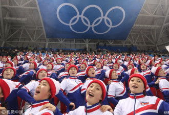 卖力！朝鲜美女啦啦队为韩国冰球队现场助威