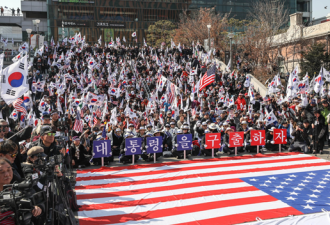 朴槿惠3000名铁粉举行示威游行