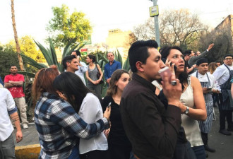 墨西哥首都7.5级地震 民众街头避难难忍泪崩