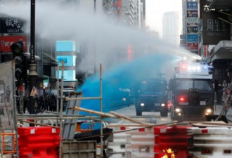 周日港警催泪瓦斯和水砲齐上 亲北京公司遭殃