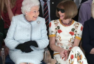 91岁英女王首次看秀 时尚女魔头作陪