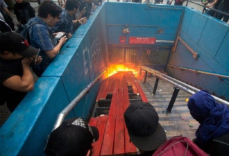 智利又有8城爆发抗议，有人烧毁整列地铁