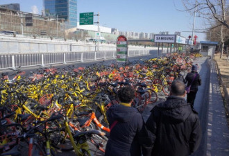 春节假期时的北京:人走了 留下满城共享单车