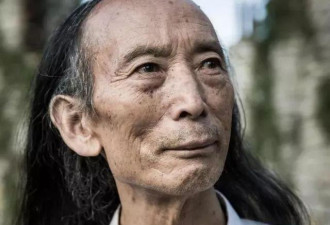 老人隐居荒山21年 借几百万造了个魔幻城堡！