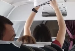 辣瞎眼！女乘客飞机上高举湿内裤试图烘干