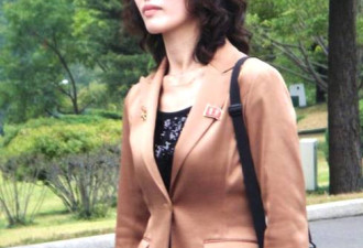 朝鲜时髦女青年：出门都爱带个包