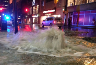 水管爆裂导致多伦多市中心央街封路