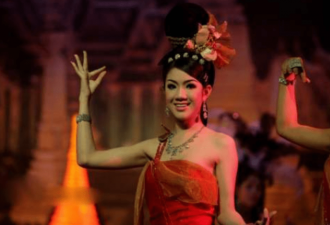 泰国人妖前半生光鲜亮丽，后半生却被迫当和尚