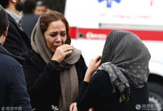载66人客机在伊朗坠毁 遇难乘客亲属在机场等待