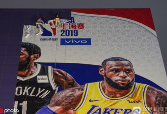 NBA上海赛前 上海陆家嘴 巨幅NBA海报被撕下