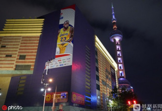 NBA上海赛前 上海陆家嘴 巨幅NBA海报被撕下