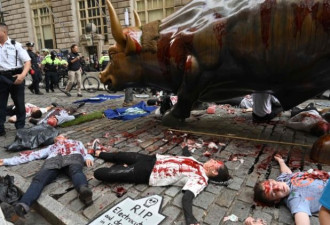 惊悚！知名地标华尔街铜牛“溅血”吓坏游客！