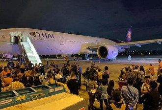 波音777客机起飞前传巨大爆炸声 吓坏机上乘客