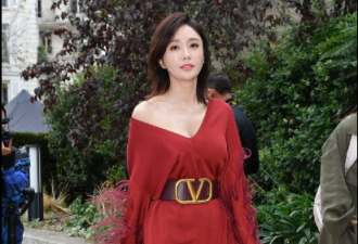 秦岚吴宣仪穿红裙同框 女演员和爱豆谁的颜值高