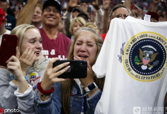女粉丝支持者竞选集会见到特朗普后激动哭