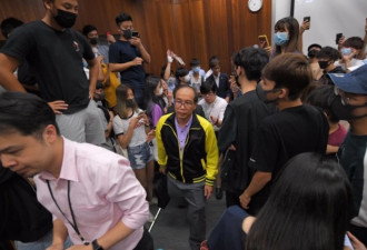 香港教师被学生围困5小时 没打不算暴力？