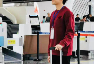 胡歌现身大兴机场被网友偶遇 拍宣传片生图超帅
