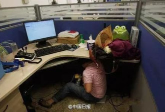 年轻妈妈躲在办公桌下偷偷摸摸做这事！