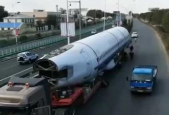 哈尔滨一“大型客机”竟卡在高速立交桥下了