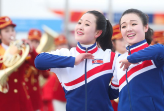 朝鲜啦啦队在韩国广场演出 颜值爆表引围观