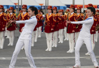 朝鲜啦啦队在韩国广场演出 颜值爆表引围观