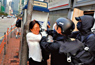 香港法庭检控女主任扯示威者面罩后遭围殴