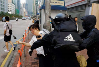 香港法庭检控女主任扯示威者面罩后遭围殴