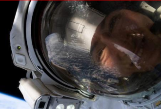 最强自拍 NASA公布女宇航员与地球合影