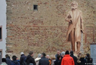 中国强送的巨型马克思雕像抵达德国故乡