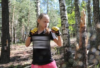 瑟瑟发抖！10岁女孩用拳头打断一棵树
