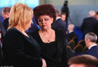 俄罗斯女参议员发型“逆天”引关注