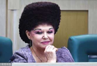俄罗斯女参议员发型“逆天”引关注