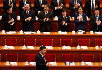 中国两会细节：提修宪时有人带头鼓掌