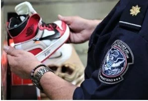 万双中国山寨Nike球鞋闯关美国 被抄了